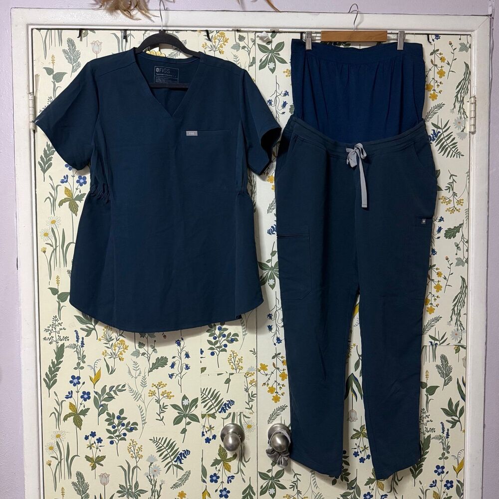 Figs Women's Straight Leg Scrub Set in Deep Navy